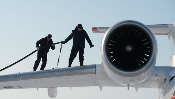 Заправка топливом самолета Ан-74 - Sputnik Беларусь