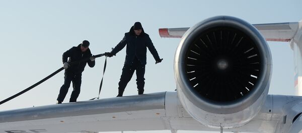 Заправка топливом самолета Ан-74 - Sputnik Беларусь