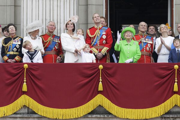 Королевская семья Великобритании в представлении не нуждается. И все же на фото: Елизавета II с супругом принцем Филиппом, принц Уильям (в центре), его сын принц Джордж, Кейт, герцогиня Кембриджская с принцессой Шарлоттой на руках, принц Уэльский Чарльз с супругой герцогиней Корнуольской, и принцесса Анна (слева), дочь Елизаветы, на балконе в Букингемском дворце в Лондоне во время парада. - Sputnik Беларусь