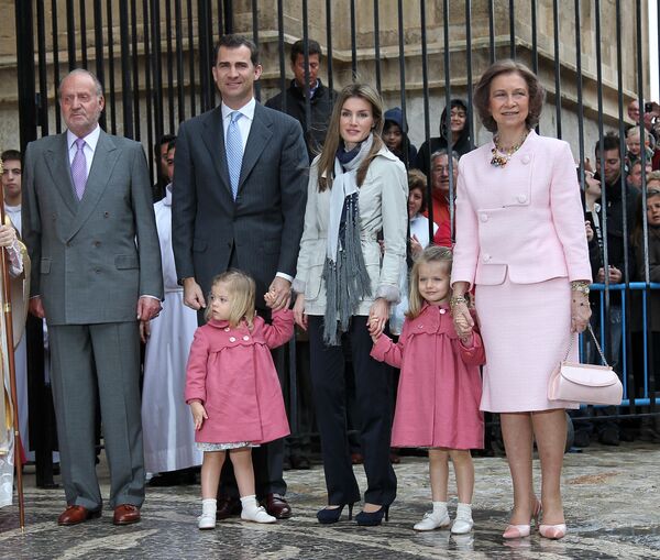 Король Испании Хуан Карлос I (слева), его сын принц Фелипе со своей женой принцессой Летицией и двумя дочерьми Леонорой и Софией, и королевой Софией перед Пасхальной мессой. - Sputnik Беларусь