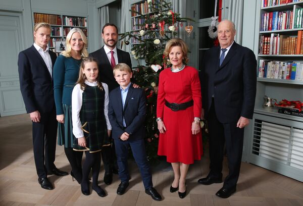 Справа налево: король Норвегии Харальд V, королева Соня, наследный принц Норвегии Хокон с сыном принцем Сверре Магнусом и дочерью принцессой Ингрид Александрой, супруга Хокона кронпринцесса Метте-Марит и ее старший сын Мариус от первого брака. Бурная молодость Метте-Марит была серьезной преградой на ее пути в королевскую семью. - Sputnik Беларусь