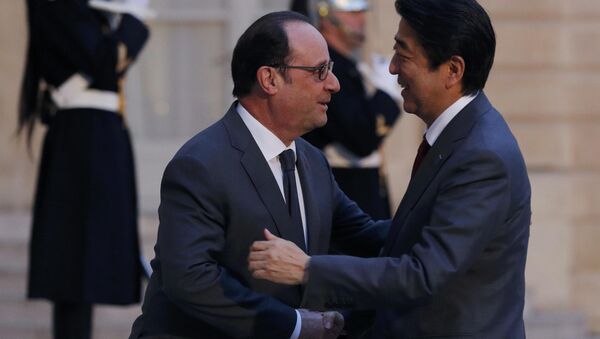 Президент Франции Франсуа Олланд (слева) и премьер-министр Японии Синдзо Абэ - Sputnik Беларусь