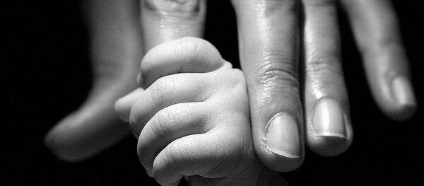 Рука матери и младенца, архивное фото Рука матери и младенца, архивное фото - Sputnik Беларусь