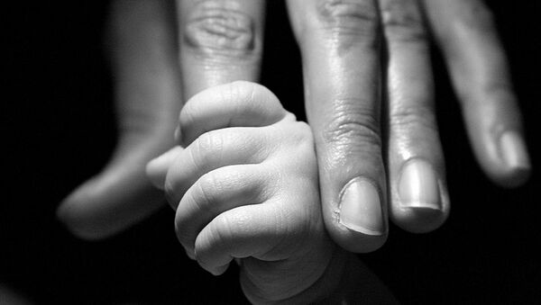 Рука матери и младенца, архивное фото - Sputnik Беларусь