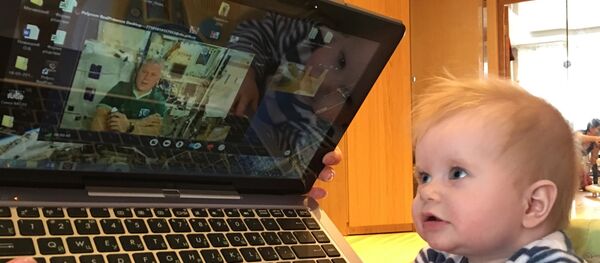 Младшая дочь космонавта Олега Новицкого Рита демонстрирует отцу достижения в развитии - Sputnik Беларусь