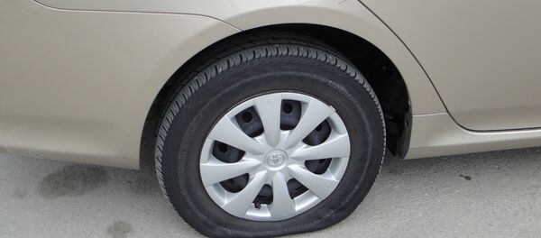 Проколотое колесо, архивное фото - Sputnik Беларусь