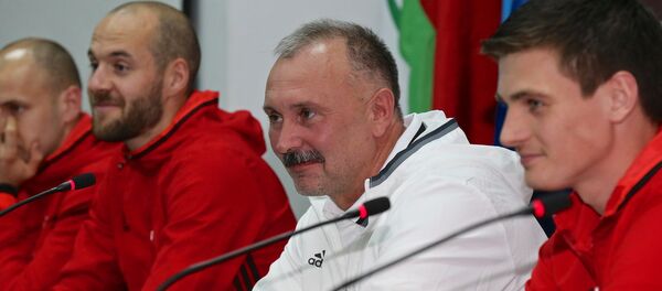 Главный тренер сборной Беларуси по футболу Игорь Криушенко (в белом) - Sputnik Беларусь