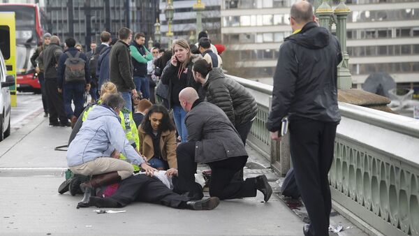 Прохожие оказывают помощь пострадавшим в результате инцидента в Лондоне - Sputnik Беларусь