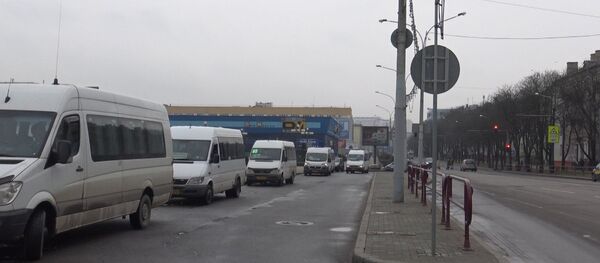 Вадзіцелі і мінчане пра маршруткі: машыны новыя, а ездзіць дорага Вадзіцелі і мінчане пра маршруткі: машыны новыя, а ездзіць дорага - Sputnik Беларусь