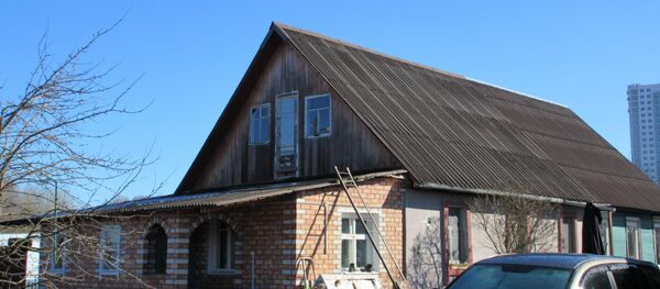 В этом доме прописано одиннадцать человек, застройщик определил для них новую жилплощадь, но она не устраивает жильцов В этом доме прописано одиннадцать человек, застройщик определил для них новую жилплощадь, но она не устраивает жильцов - Sputnik Беларусь