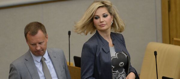 Денис Вороненков и  Мария Максакова-Игенбергс на пленарном заседании Госдумы РФ - Sputnik Беларусь