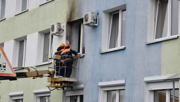 Работники Гомельского райжилкоммунхоза приводят в порядок фасад и окно - Sputnik Беларусь