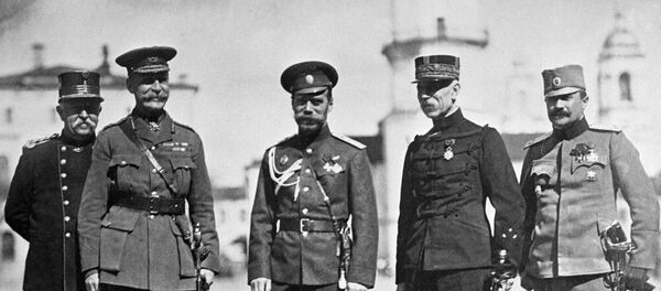 Российский император Николай II (третий справа) среди военных представителей союзных держав - Sputnik Беларусь