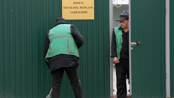 Заключенные подметают территорию перед входом, где принимают посылки и передачи для осужденных, архивное фото - Sputnik Беларусь