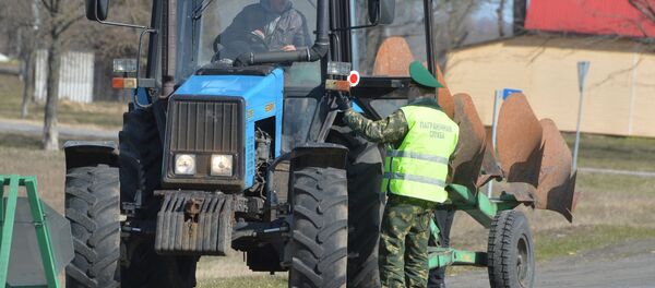 Работа пограничного контроля на въезде в пограничную зону Работа пограничного контроля на въезде в пограничную зону - Sputnik Беларусь