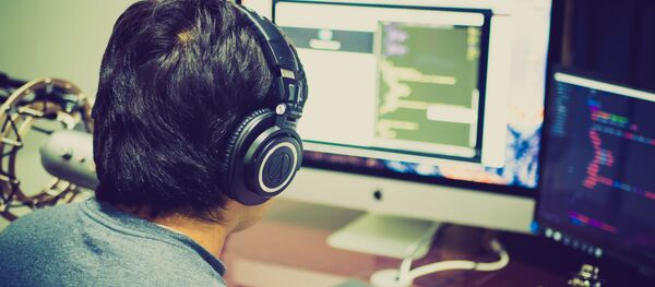 Мужчина за компьютером, архивное фото Мужчина за компьютером, архивное фото - Sputnik Беларусь