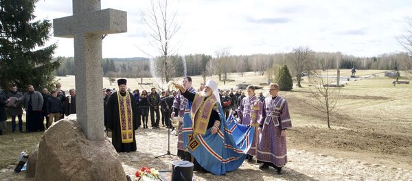 Паклонны крыж усталявалі ў мемарыяльным комплексе Хатынь Паклонны крыж усталявалі ў мемарыяльным комплексе Хатынь - Sputnik Беларусь