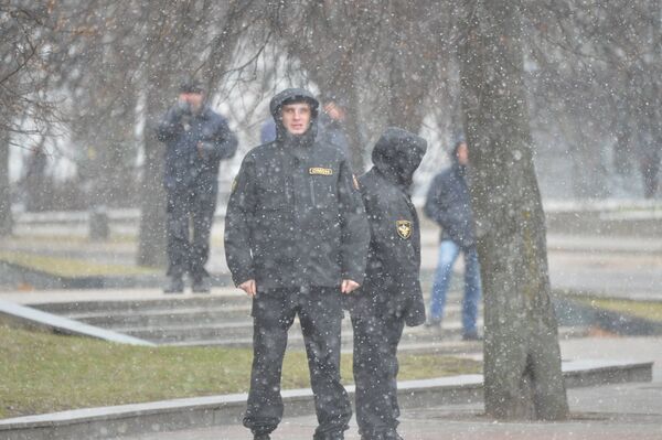 На площадке перед академией наук в центре Минска, где днем ожидается несанкционированный оппозиционный митинг, собраны силы милиции и ОМОНа, а также спецтехники - Sputnik Беларусь