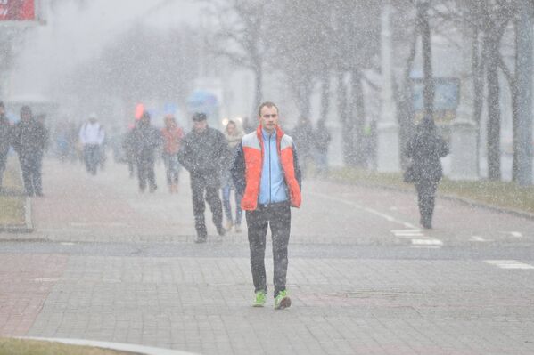 Утром в Минске было солнечно, буквально за час до намеченного времени начала акции в столице пошел снег - Sputnik Беларусь