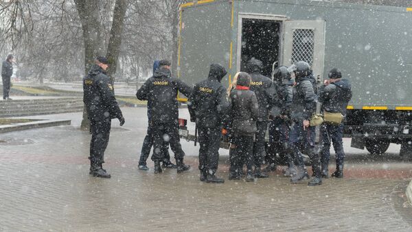 Задерживают граждан, которые остаются на площадке у здания Академии наук и не имеют удостоверений прессы  - Sputnik Беларусь