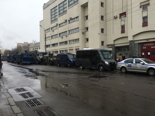 Спецтехника возле ЦУМа в Минске - Sputnik Беларусь