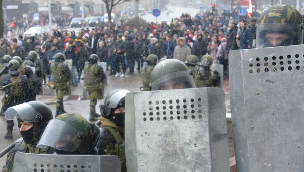 ОМОН оттеснил собравшихся на несанкционированный митинг в центре Минска - Sputnik Беларусь