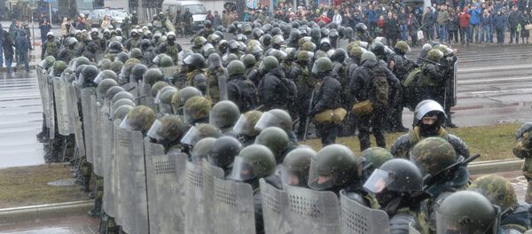 На ступеньках ЦУМа собрались прохожие, которые наблюдают за тем, как работает ОМОН - Sputnik Беларусь