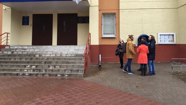 Родственники и знакомые задержанных ожидают у Советского РУВД - Sputnik Беларусь