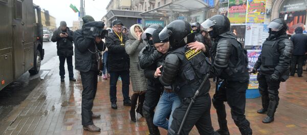 Третья волна задержаний началась на пересечении проспекта Независимости и Машерова Третья волна задержаний началась на пересечении проспекта Независимости и Машерова - Sputnik Беларусь