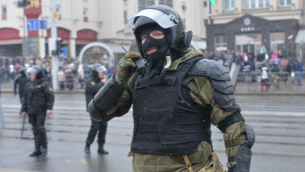 Сотрудник правоохранительных органов работает на несанкционированной акции оппозиции - Sputnik Беларусь