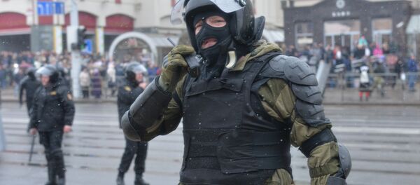 Сотрудник правоохранительных органов работает на несанкционированной акции оппозиции - Sputnik Беларусь