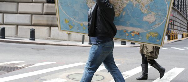 Мужчина с картой мира, архивное фото - Sputnik Беларусь