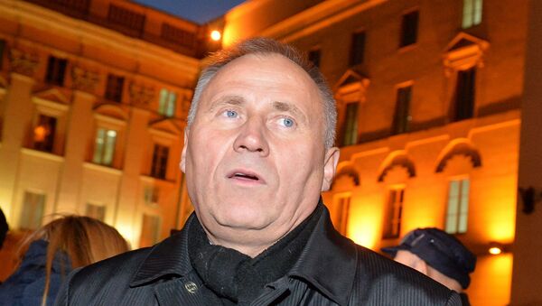 Политик Николай Статкевич возле здания КГБ - Sputnik Беларусь