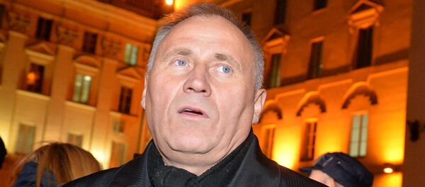 Политик Николай Статкевич возле здания КГБ - Sputnik Беларусь