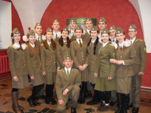 Младшая дочь Оксаны Голубевой Анна (вторая слева) вместе со своим отрядом - Sputnik Беларусь