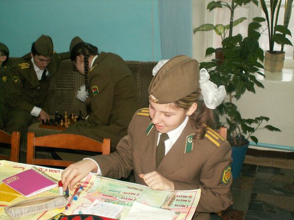 Старшая дочь Яна Голубева оформляет газету Юнармеец - Sputnik Беларусь