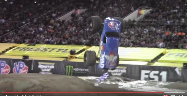 Американец выполнил сальто на монстр-траке - Sputnik Беларусь