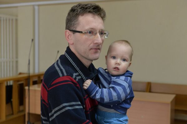 В зал суда принесли десятимесячного сына обвиняемого - Sputnik Беларусь