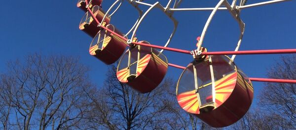 Видеофакт: сильный ветер раскачал кабинки колеса обозрения Видеофакт: сильный ветер раскачал кабинки колеса обозрения - Sputnik Беларусь