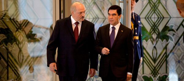 Президент Беларуси Александр Лукашенко на встрече с президентом Туркменистана Гурбангулы Бердымухамедовым Президент Беларуси Александр Лукашенко на встрече с президентом Туркменистана Гурбангулы Бердымухамедовым - Sputnik Беларусь