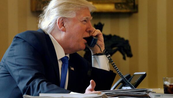 Президент США Дональд Трамп разговаривает по телефону - Sputnik Беларусь