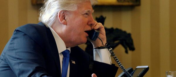 Президент США Дональд Трамп разговаривает по телефону Президент США Дональд Трамп разговаривает по телефону - Sputnik Беларусь
