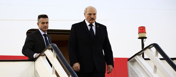 Лукашенко на трапе самолета, архивное фото - Sputnik Беларусь
