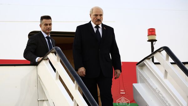 Лукашенко на трапе самолета, архивное фото - Sputnik Беларусь