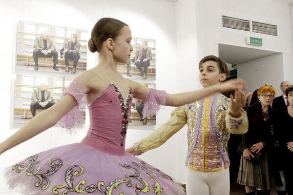 Юные артисты балета уже научились преодолевать смущение перед камерами - Sputnik Беларусь