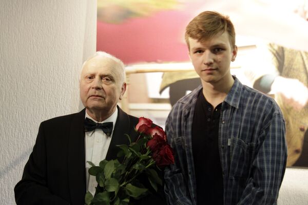Валентин Елизарьев и Никита Федосик на открытии первой в жизни каждого из них фотовыставки - Sputnik Беларусь