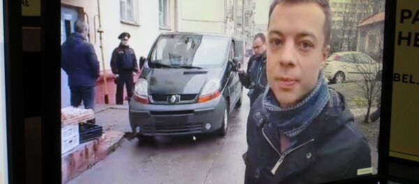 Сотрудники милиции у офиса телеканала Белсат - Sputnik Беларусь