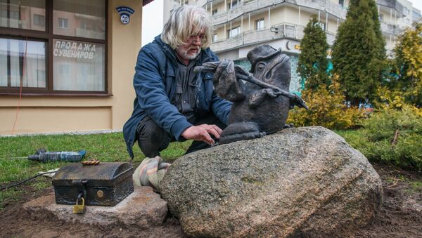 Скульптор Владимир Пантелеев устанавливает лягушку-путешественницу после ремонта - Sputnik Беларусь