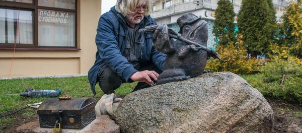 Скульптар Уладзімір Панцялееў ўсталёўвае жабку-падарожніцу пасля рамонту Скульптар Уладзімір Панцялееў ўсталёўвае жабку-падарожніцу пасля рамонту - Sputnik Беларусь