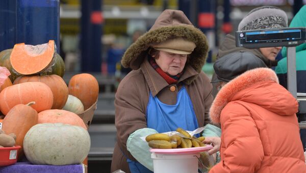 Торговля на Комаровском рынке, архивное фото - Sputnik Беларусь
